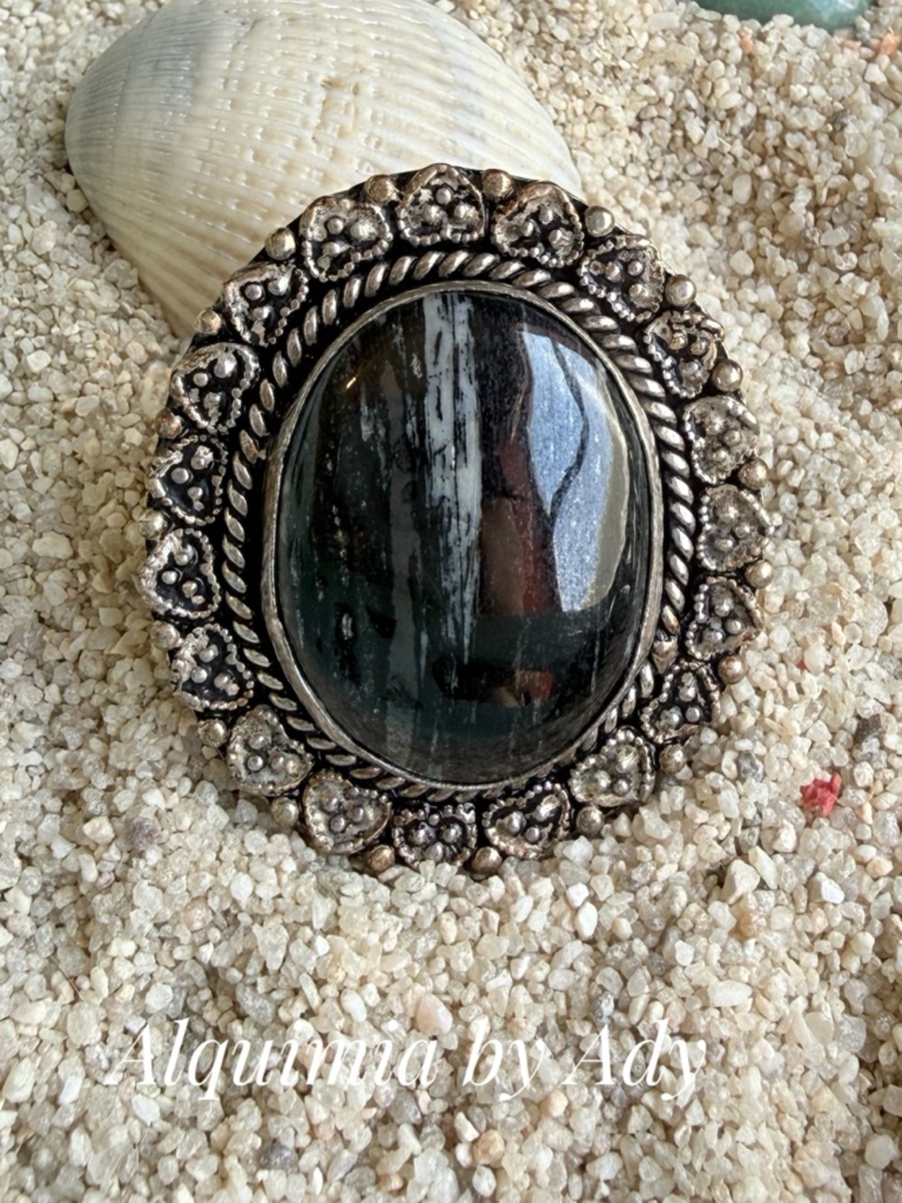 Alquimia Oval Black Stone Floral Frame Ring